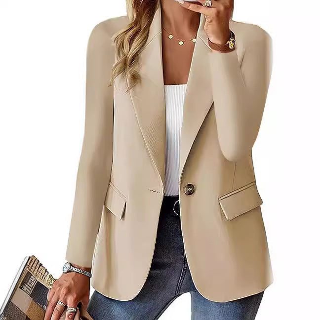 Voorkant damesblazer: elegant, modern, discrete knoop, praktische zakken, tijdloze stijl.