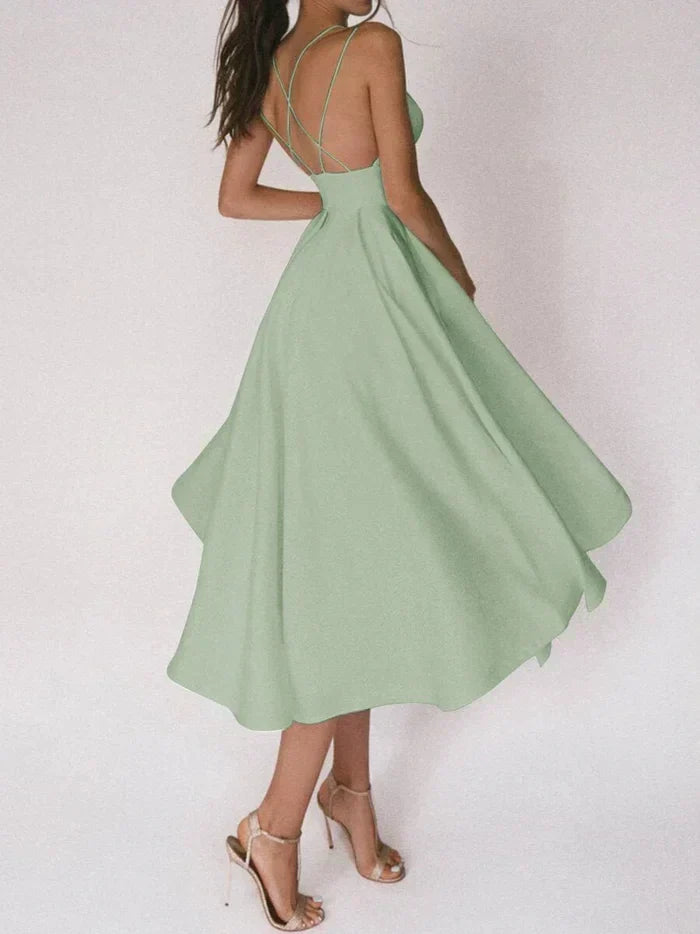 Modieuze Audrey jurk, elegant met een V-hals en gekruiste rugbandjes.