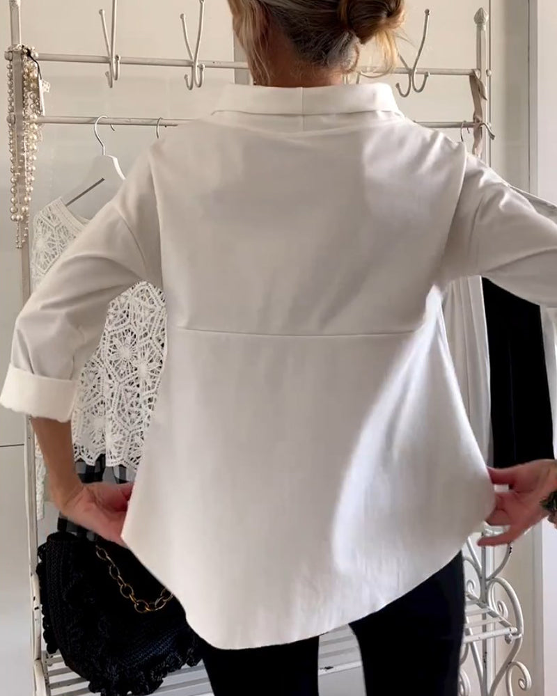 Damesbovenstuk Sofia in blauw, met elegant design en hoge kraag, veelzijdig voor kantoor en diner.