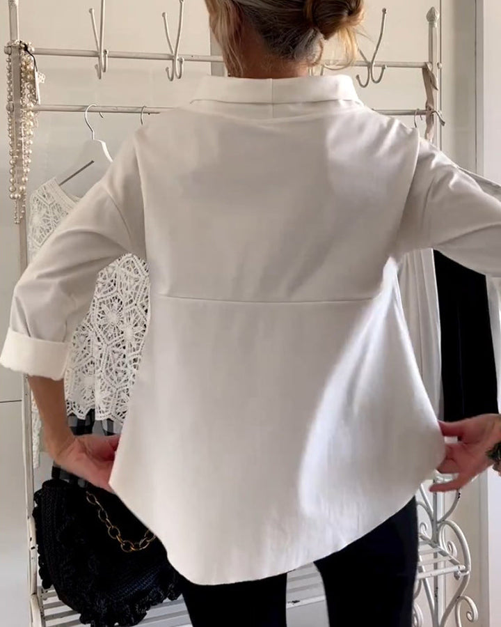 Damesbovenstuk Sofia in blauw, met elegant design en hoge kraag, veelzijdig voor kantoor en diner.