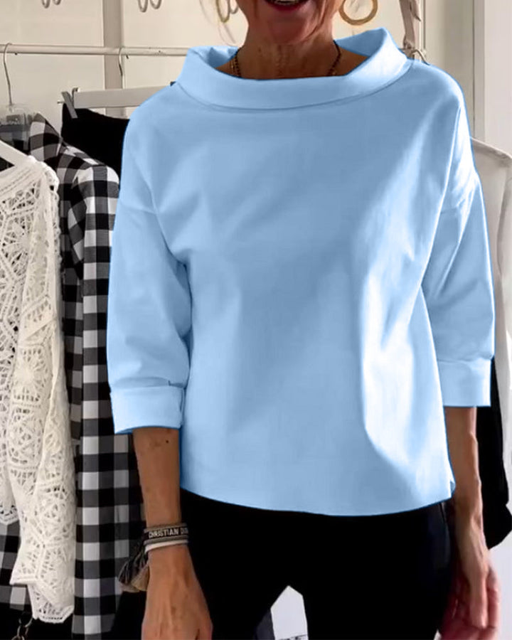 Damesbovenstuk Sofia in blauw, met elegant design en hoge kraag, veelzijdig voor kantoor en diner.