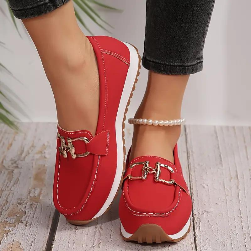 Dames instappers met metalen gesp in rood, slip-on design van kunstleer, elegant en comfortabel voor elke gelegenheid.