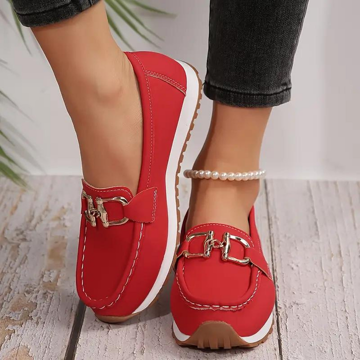 Dames instappers met metalen gesp in rood, slip-on design van kunstleer, elegant en comfortabel voor elke gelegenheid.