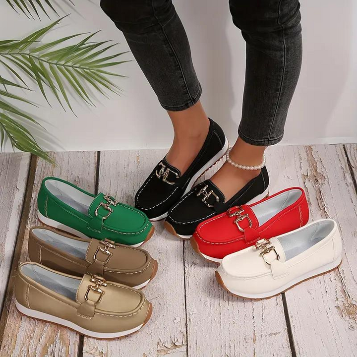 Dames instappers met metalen gesp in rood, slip-on design van kunstleer, elegant en comfortabel voor elke gelegenheid.