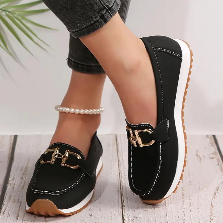 Dames instappers met metalen gesp in rood, slip-on design van kunstleer, elegant en comfortabel voor elke gelegenheid.