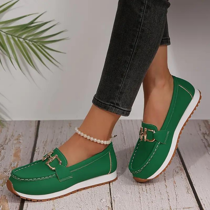 Dames instappers met metalen gesp in rood, slip-on design van kunstleer, elegant en comfortabel voor elke gelegenheid.