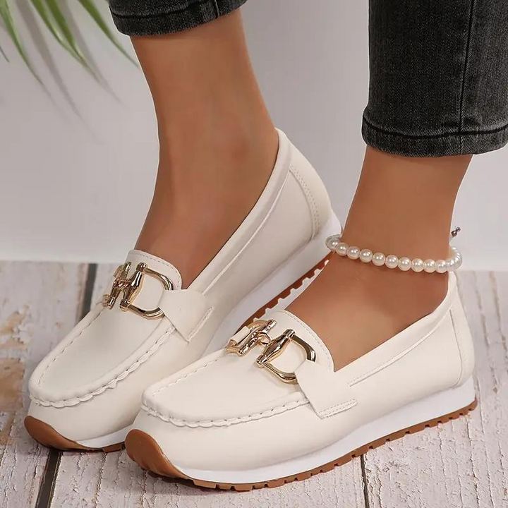 Dames instappers met metalen gesp in rood, slip-on design van kunstleer, elegant en comfortabel voor elke gelegenheid.