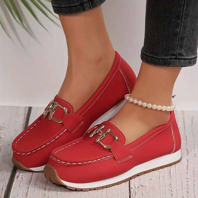 Dames instappers met metalen gesp in rood, slip-on design van kunstleer, elegant en comfortabel voor elke gelegenheid.