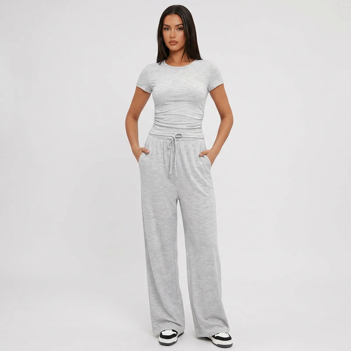 Dames 2-delige lounge set van rayon-spandex. Comfortabel huispak met stijlvolle croptop en wijde pijpen voor ontspanning.