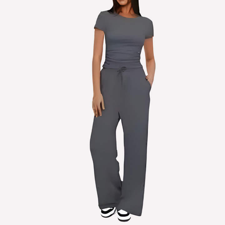 Zachte dameskleding: tweedelige lounge set met soepele wijde pijpen en trendy top. Ideaal voor lente/zomer.