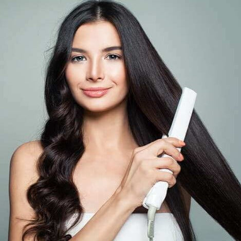 Dames haarstyler creëert snel diverse kapsels: van strak en steil tot speelse krullen.