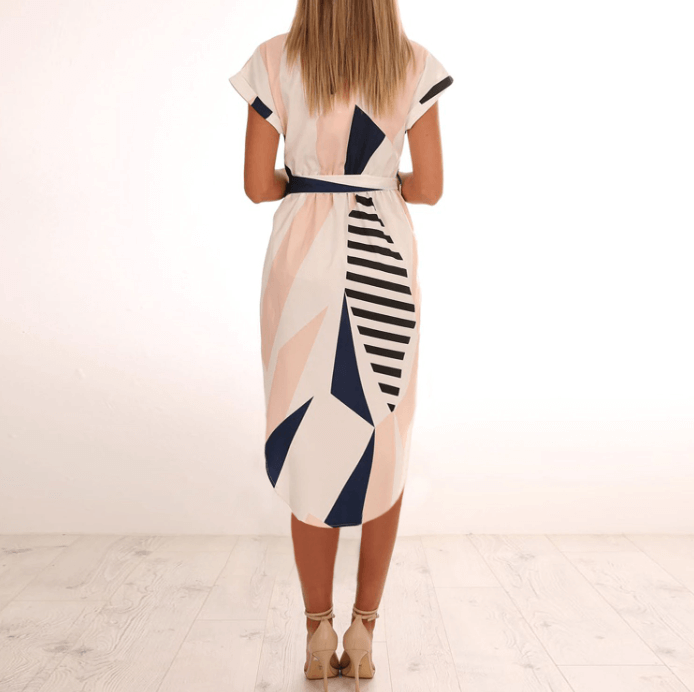 Casual asymmetrische dames midi-jurk met levendige print, V-hals en tailleband. Ook in grote maten.