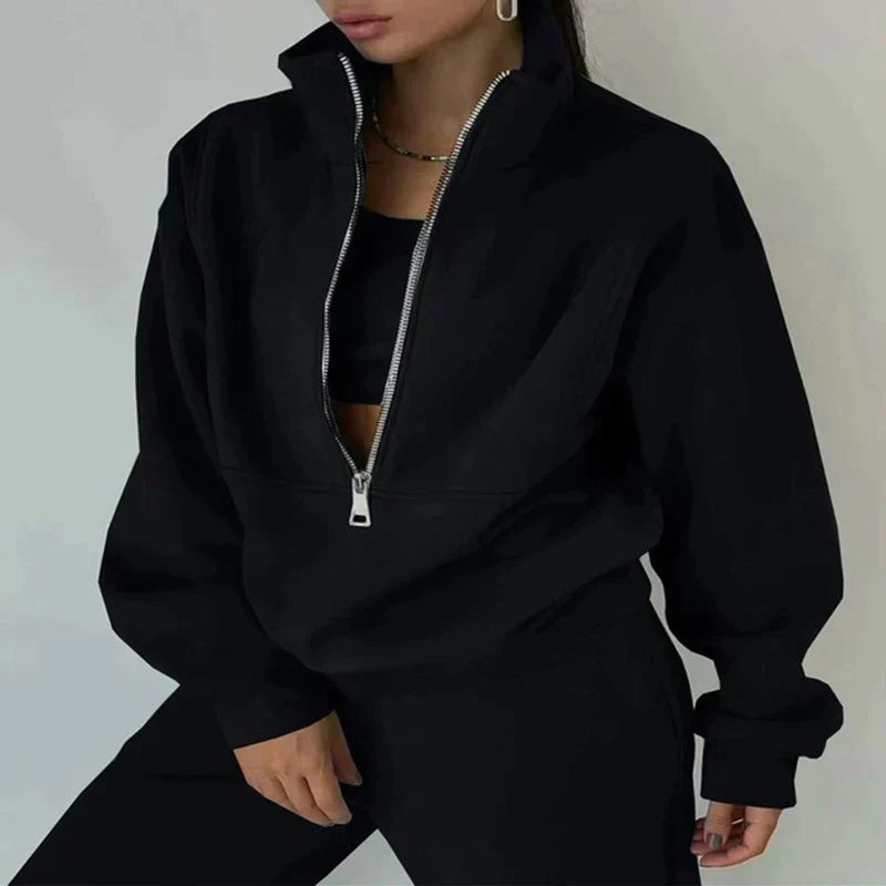 Complete Ava dames trainingspak outfit, comfortabel en modieus voor een relaxte en stijlvolle look.