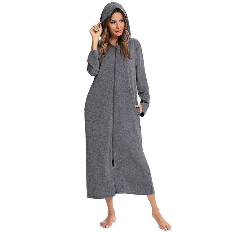 Comfortabele dames badjas met doorlopende rits en capuchon; ideaal voor dameskleding thuis.