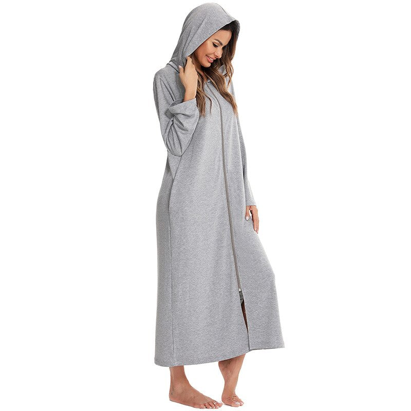 Heerlijke dames badjas met rits en capuchon, voor maximaal comfort als pyjama of huispak.