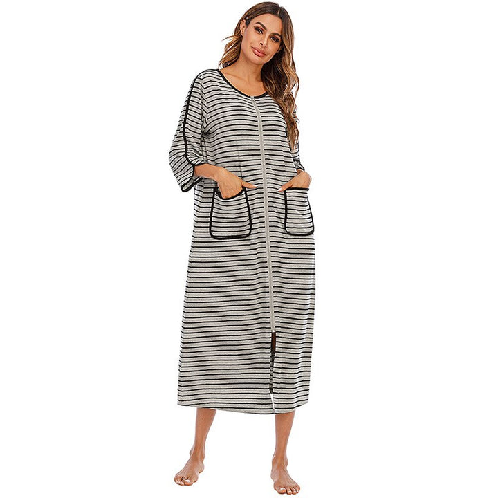 Comfortabele dames badjas met capuchon en rits, ideaal voor zwangerschap of als pyjama alternatief.