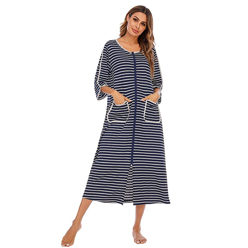 Warme dames badjas met rits en capuchon, ideaal als huispak of comfortabele pyjama.