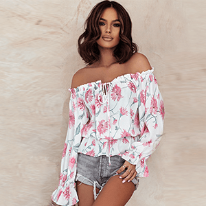 Elegante gebloemde dames blouse met ruches mouwen. Een frisse en levendige toevoeging aan je zomergarderobe.