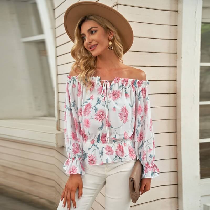 Vrouwelijke gebloemde dames blouse met elegante ruches mouwen. Perfect voor een luchtige, modieuze uitstraling.