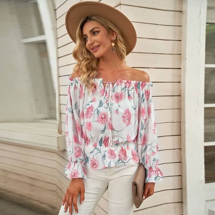 Vrouwelijke gebloemde dames blouse met elegante ruches mouwen. Perfect voor een luchtige, modieuze uitstraling.