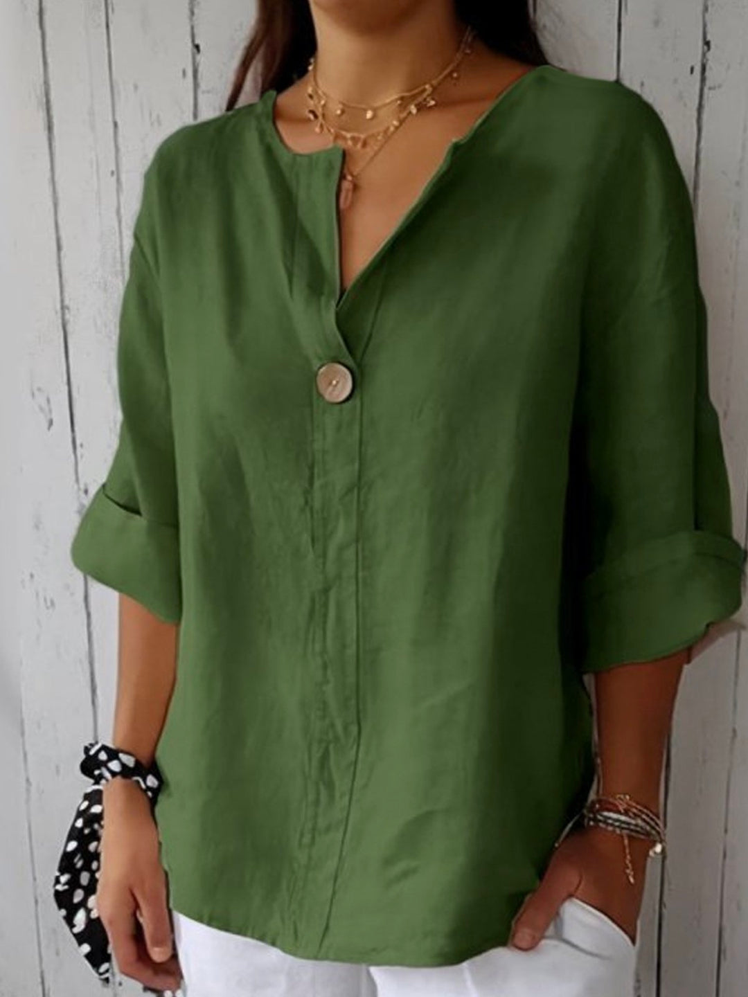 Stijlvolle dames top met knoopsluiting; V-hals blouse met 3/4 mouw voor een complete modieuze look.