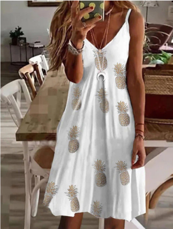 Luchtige dames zomerjurk met diepe v-hals, opvallende boho print en verstelbare spaghettibandjes.