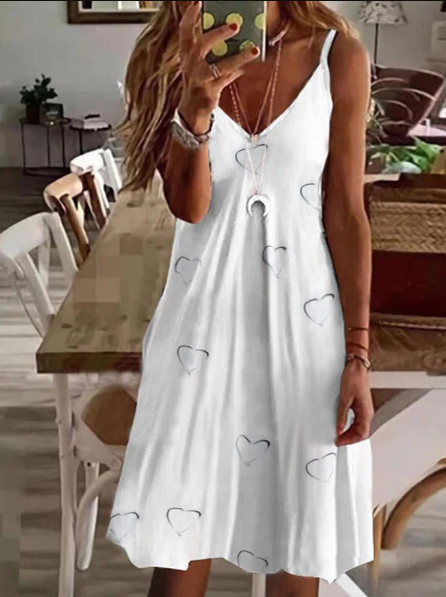 Detail van de kleurrijke boho print op een luchtige dames zomerjurk met v-hals en fijne spaghettibandjes.