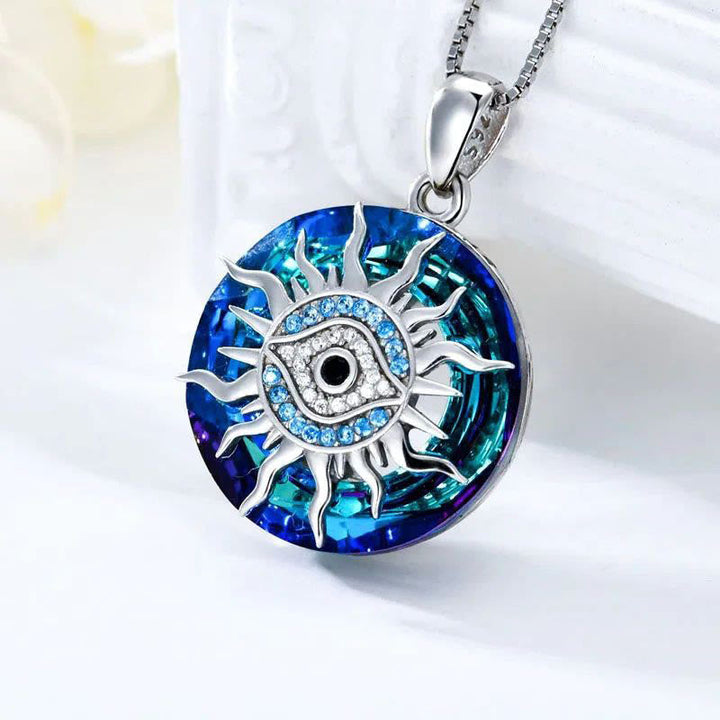 Zilveren dames ketting met boze oog amulet, een geluksbrenger en mode accessoire.