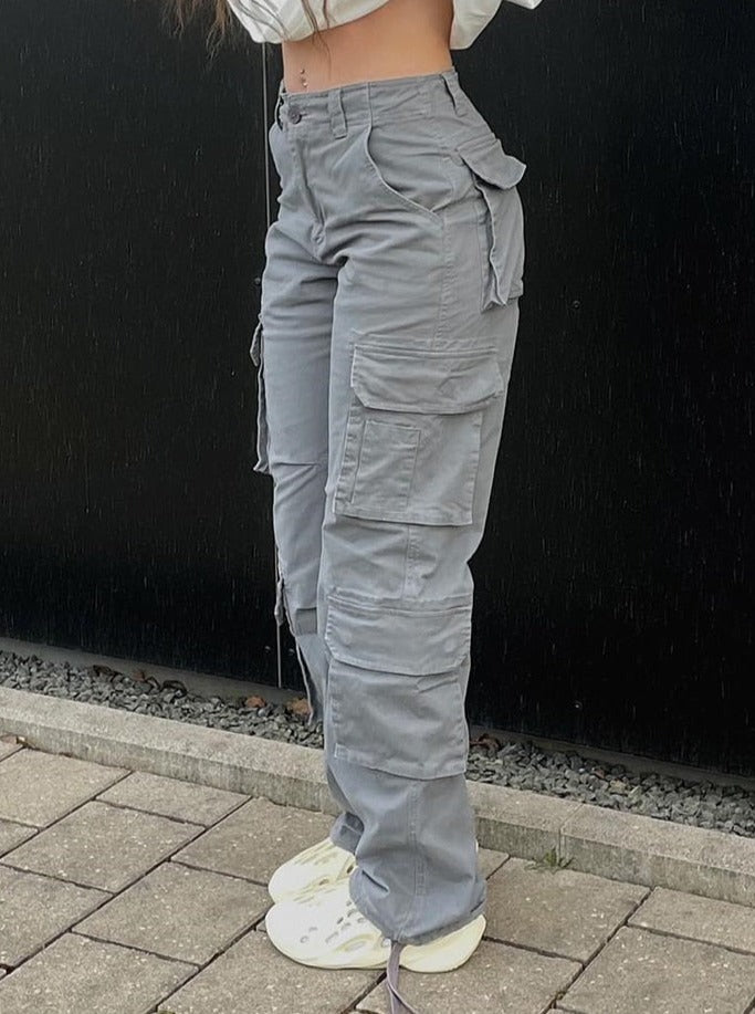 Vrouw wandelt in comfortabele dames cargobroek, casual & trendy urban mode. FloortjesPants stijl.