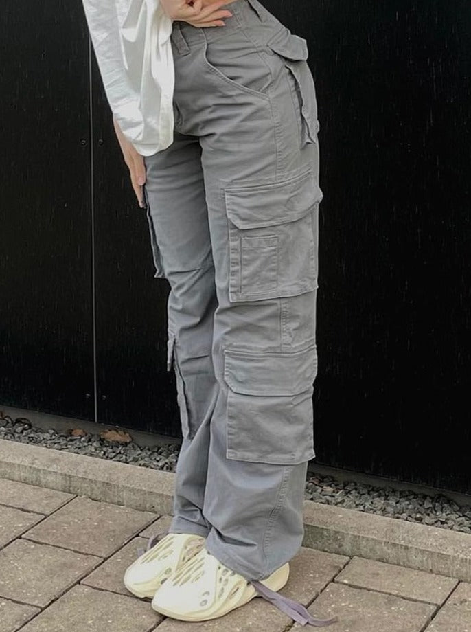 Dames zit ontspannen in stijlvolle FloortjesPants cargobroek. Comfortabele broek voor elke gelegenheid.