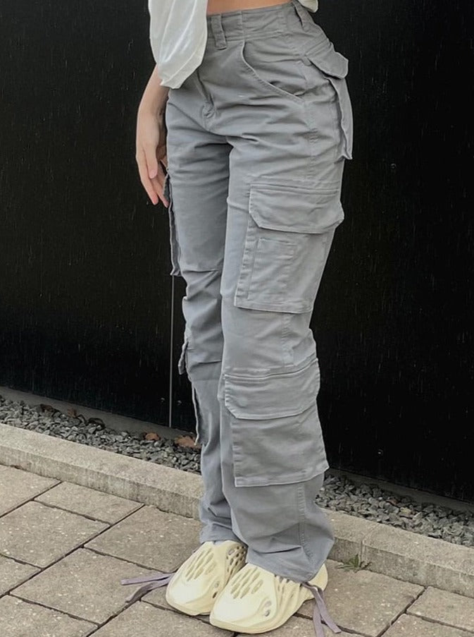 Trendy dames cargobroek gecombineerd met een casual top. Complete urban outfit met FloortjesPants.