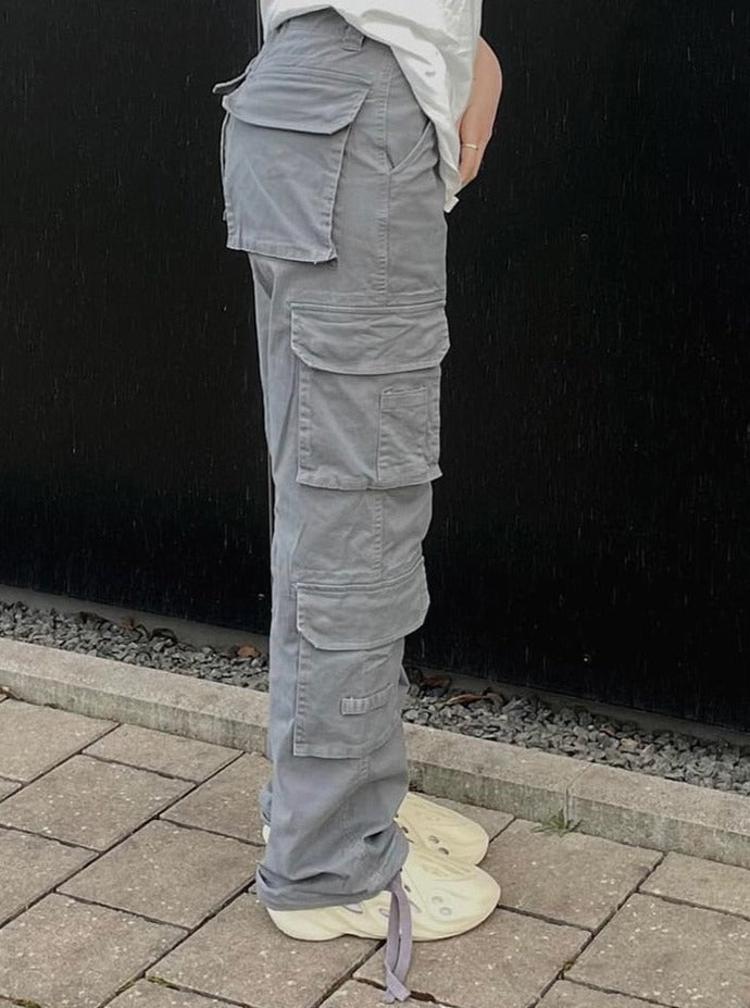 Dynamische pose in een FloortjesPants cargobroek. Comfortabele en modieuze damesbroek, urban stijl.