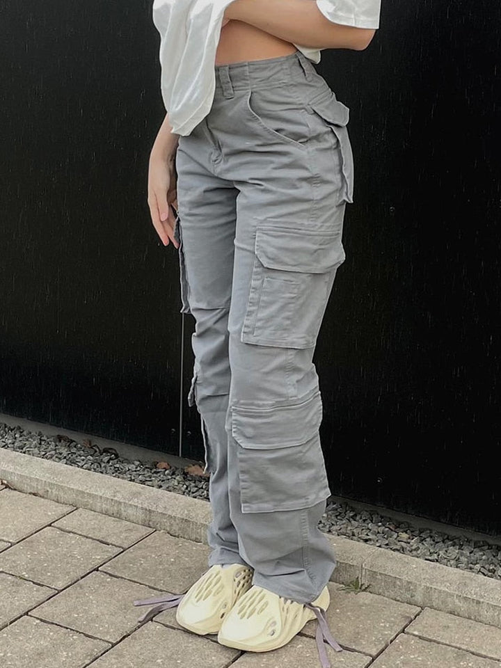 Vrouw draagt trendy FloortjesPants cargobroek, casual kleding met urban stijl. Comfortabele pants.