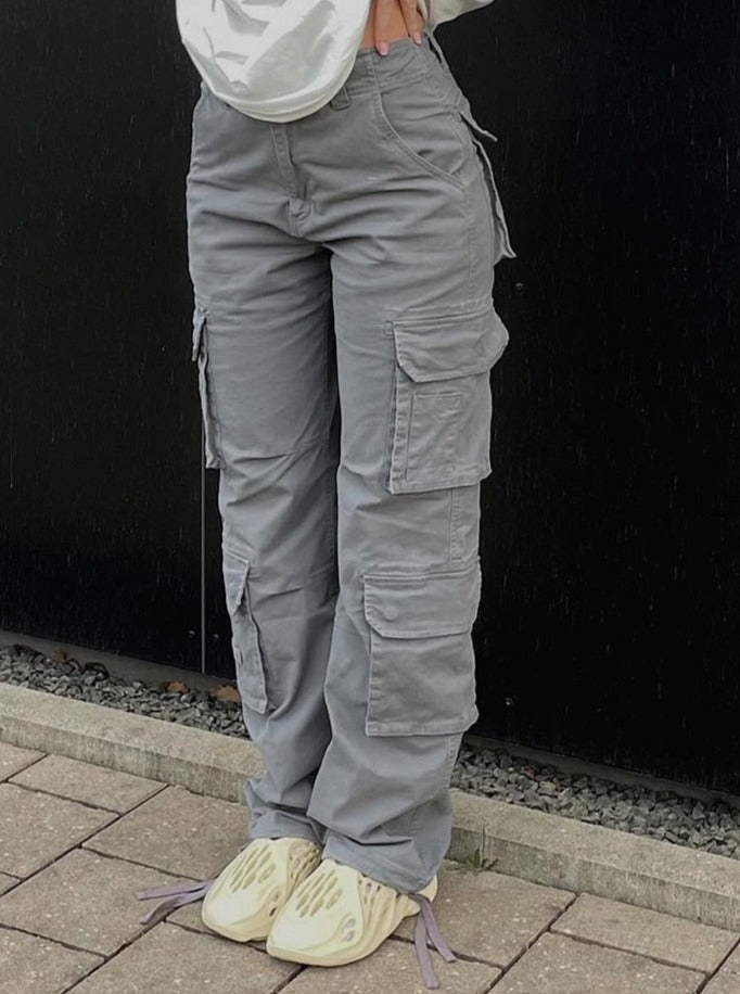 Vooraanzicht van casual FloortjesPants cargobroek. Modieuze kleding voor de trendy vrouw.