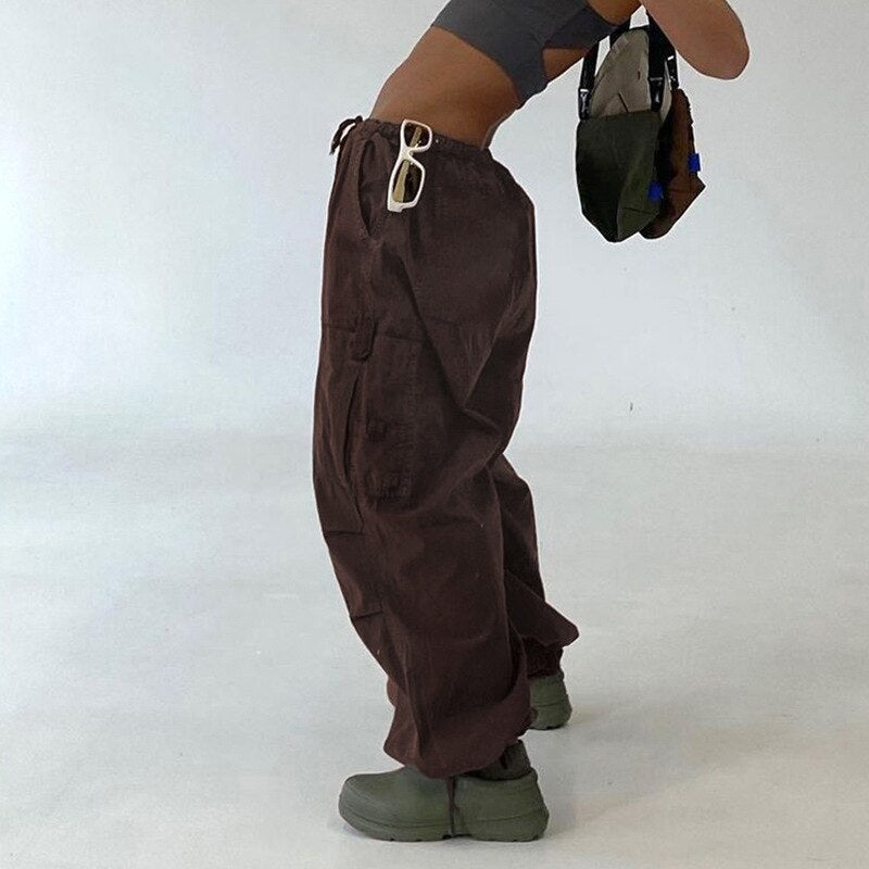 Trendy damesbroek met wijde pijpen, een must-have voor de modebewuste vrouw.