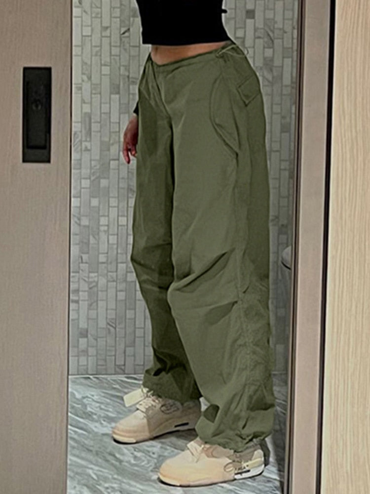 Stijlvolle damesbroek met wijde pijpen, perfect voor een moderne streetwear look.