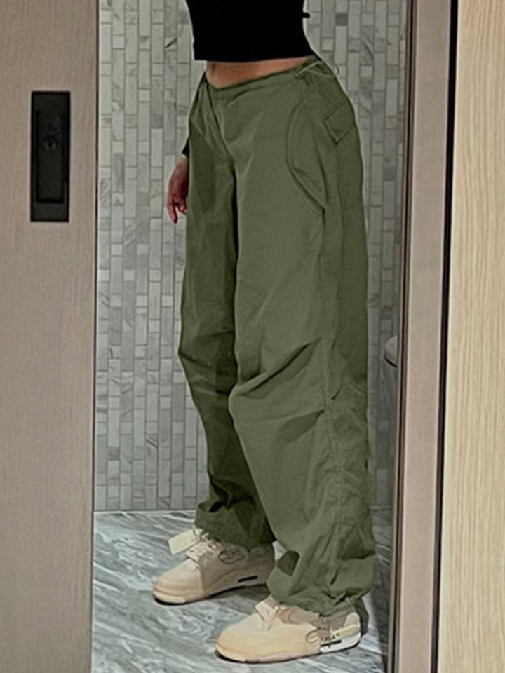 Stijlvolle damesbroek met wijde pijpen, perfect voor een moderne streetwear look.