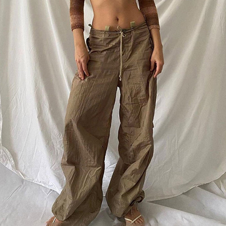 Stijlvolle streetwear damesbroek met wijde pijpen, comfortabel en modern.