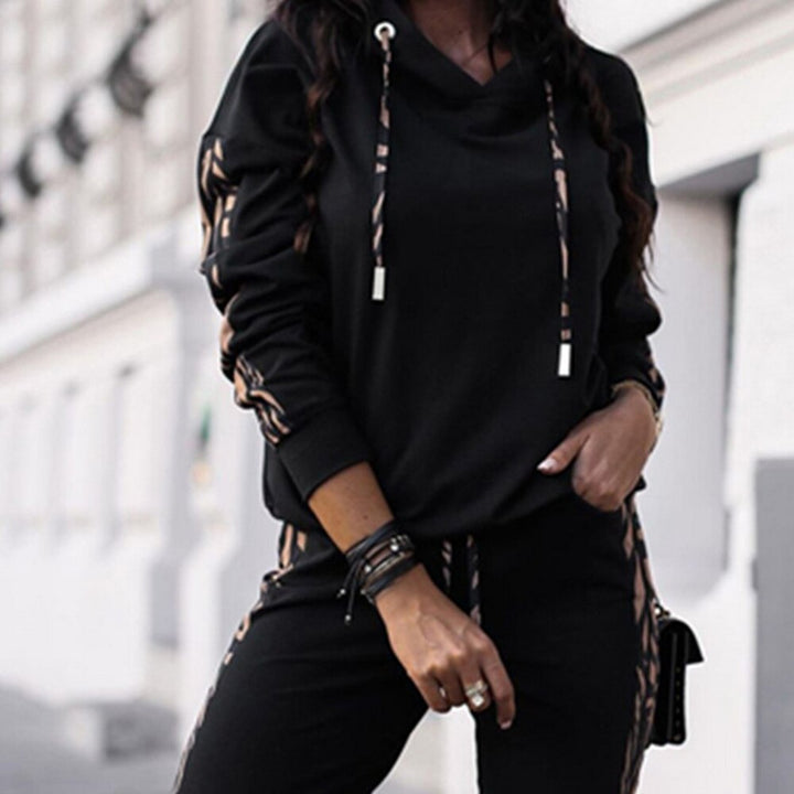 Trendy dames sportkleding: compleet trainingspak met hoodie en broek. Casual en comfortabel voor elke dag.