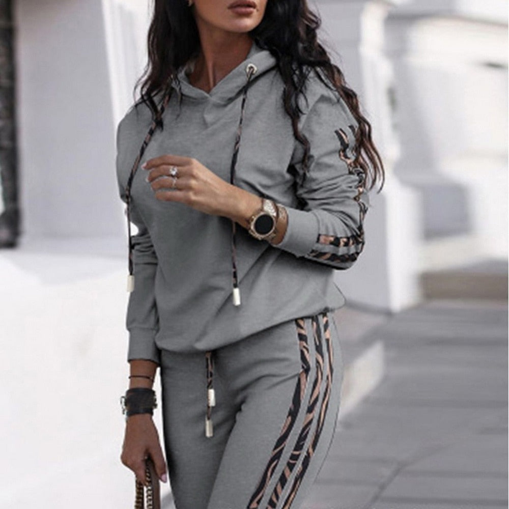Comfortabel dames joggingpak met zachte hoodie, ideaal voor een relaxte dag thuis of actieve momenten.