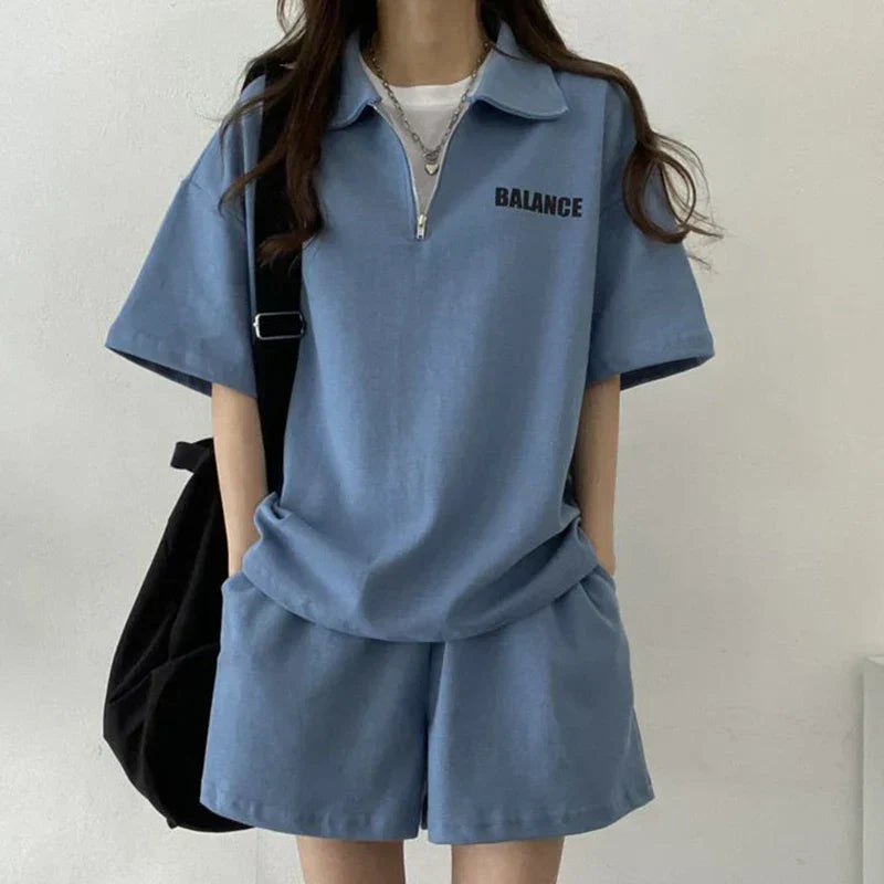 Modieuze dames zomer outfit: comfortabel t-shirt en short. Perfect voor casual of loungewear.