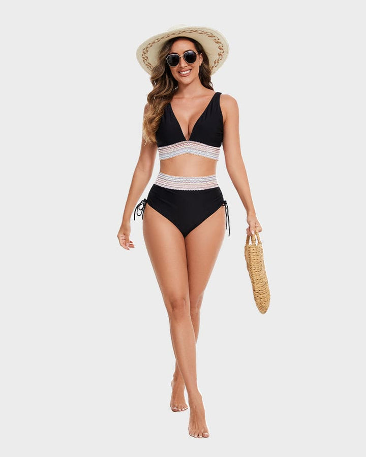 Zomerse dames zwemkleding: corrigerende bikini met hoge taille en elegant kleurblok patroon.