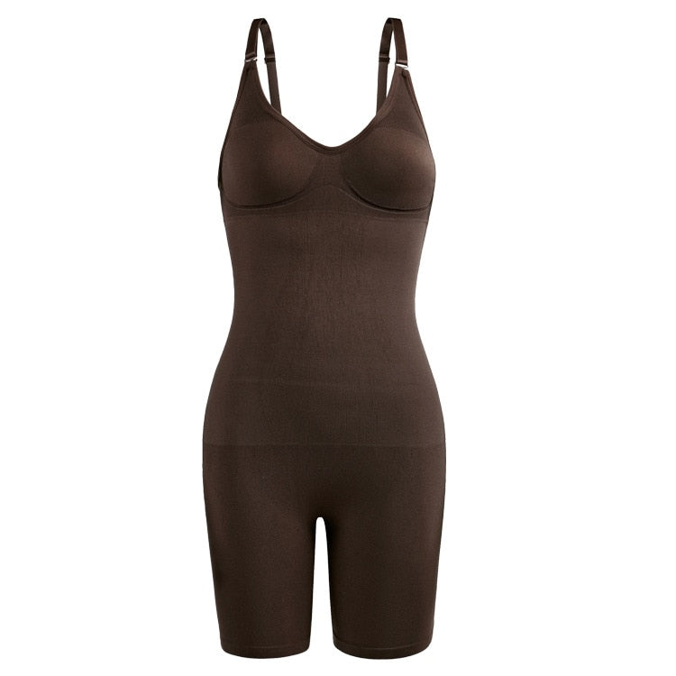 Vrouw draagt een zwarte figuurcorrigerende dames bodysuit die de taille slanker maakt en comfortabel zit.