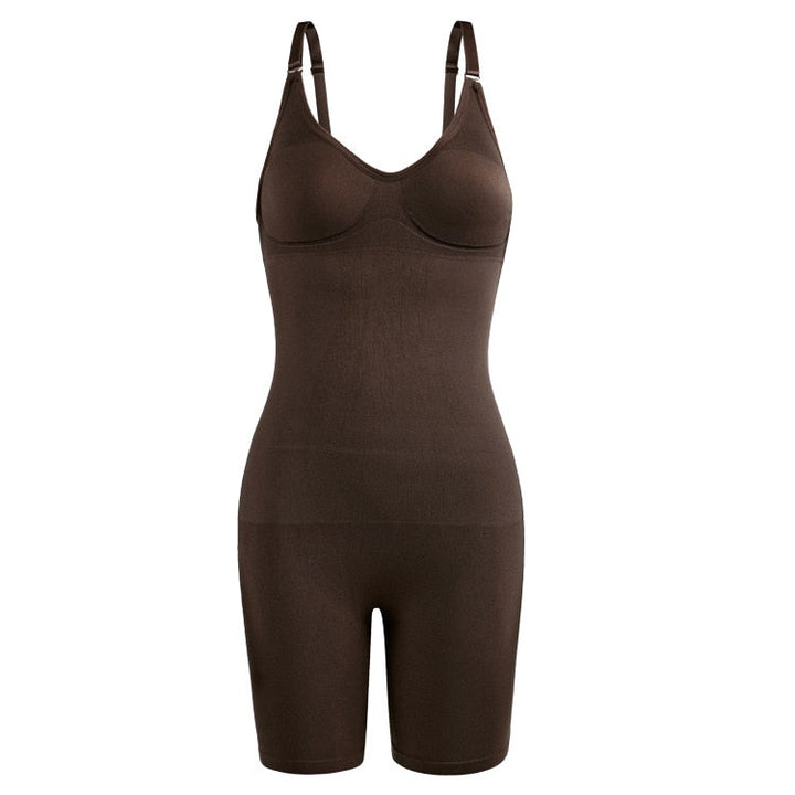 Vrouw draagt een zwarte figuurcorrigerende dames bodysuit die de taille slanker maakt en comfortabel zit.