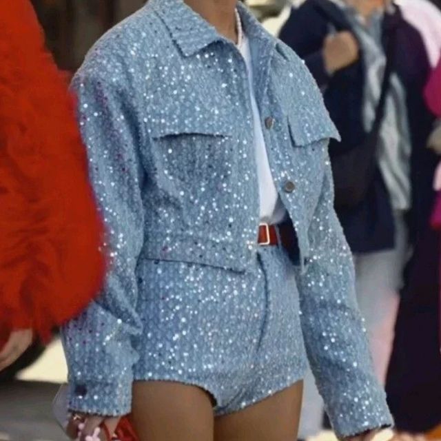 Close-up van de sprankelende pailletten op deze unieke dames denim set, casual luxe stijl.