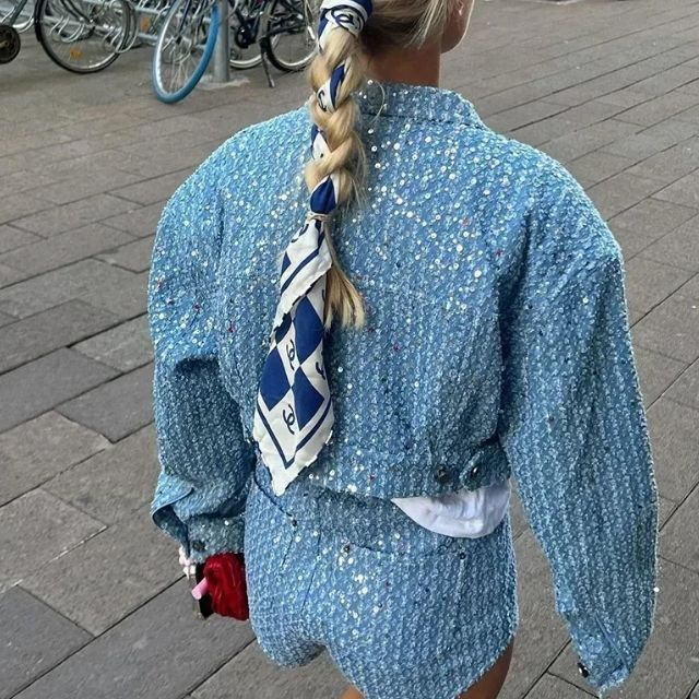 Ideale lente/zomer outfit: blauwe dames denim set met glimmende pailletten voor elke gelegenheid.