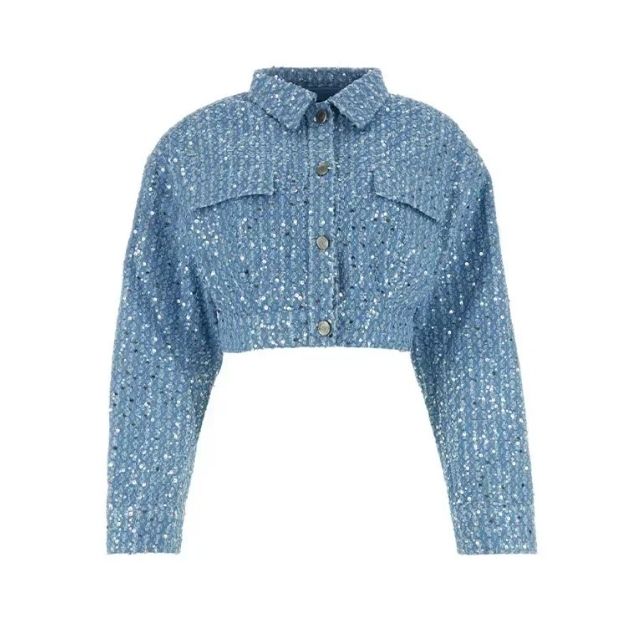 Model draagt complete dames denim set met pailletten: spijkerjack en shorts voor een modieuze look.