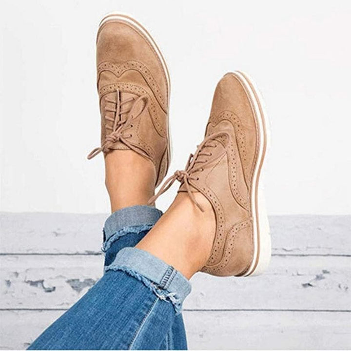 Modieuze Carisse Derby schoenen voor dames in suède, ideaal voor zowel casual als formele gelegenheden.