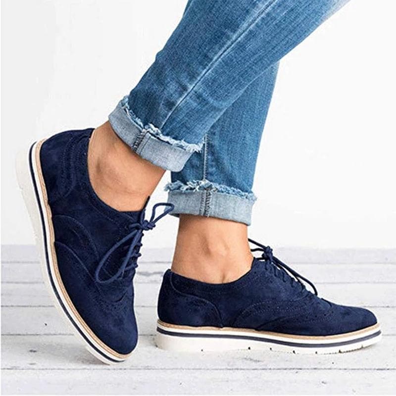 Elegante dames Derby schoen van wildleder met brogue patroon, een veelzijdige klassieker.