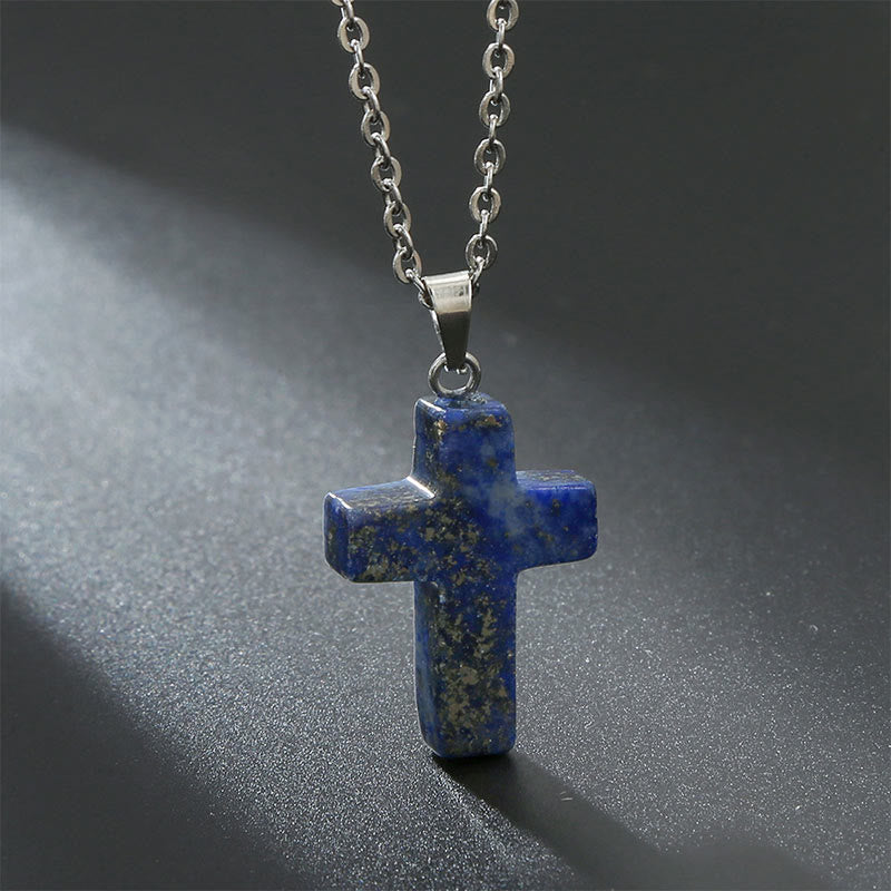 Natuurlijke edelsteen kruis ketting, een verfijnd dames sieraad.